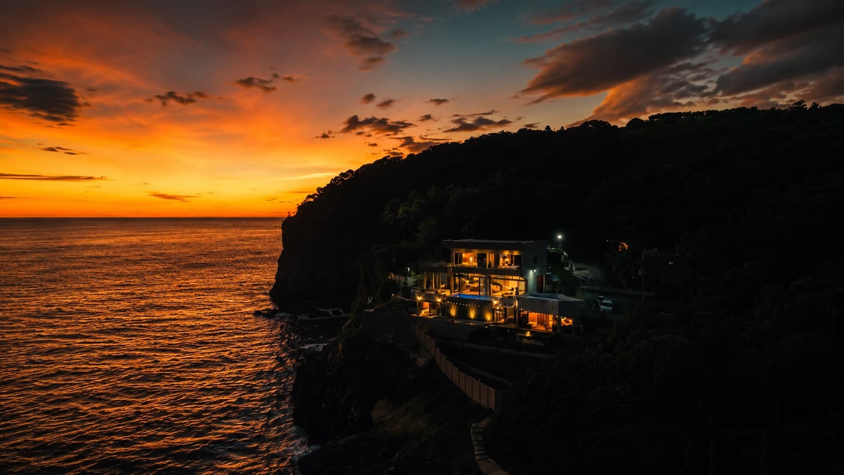 Alma de Mar overlooking the Pacific