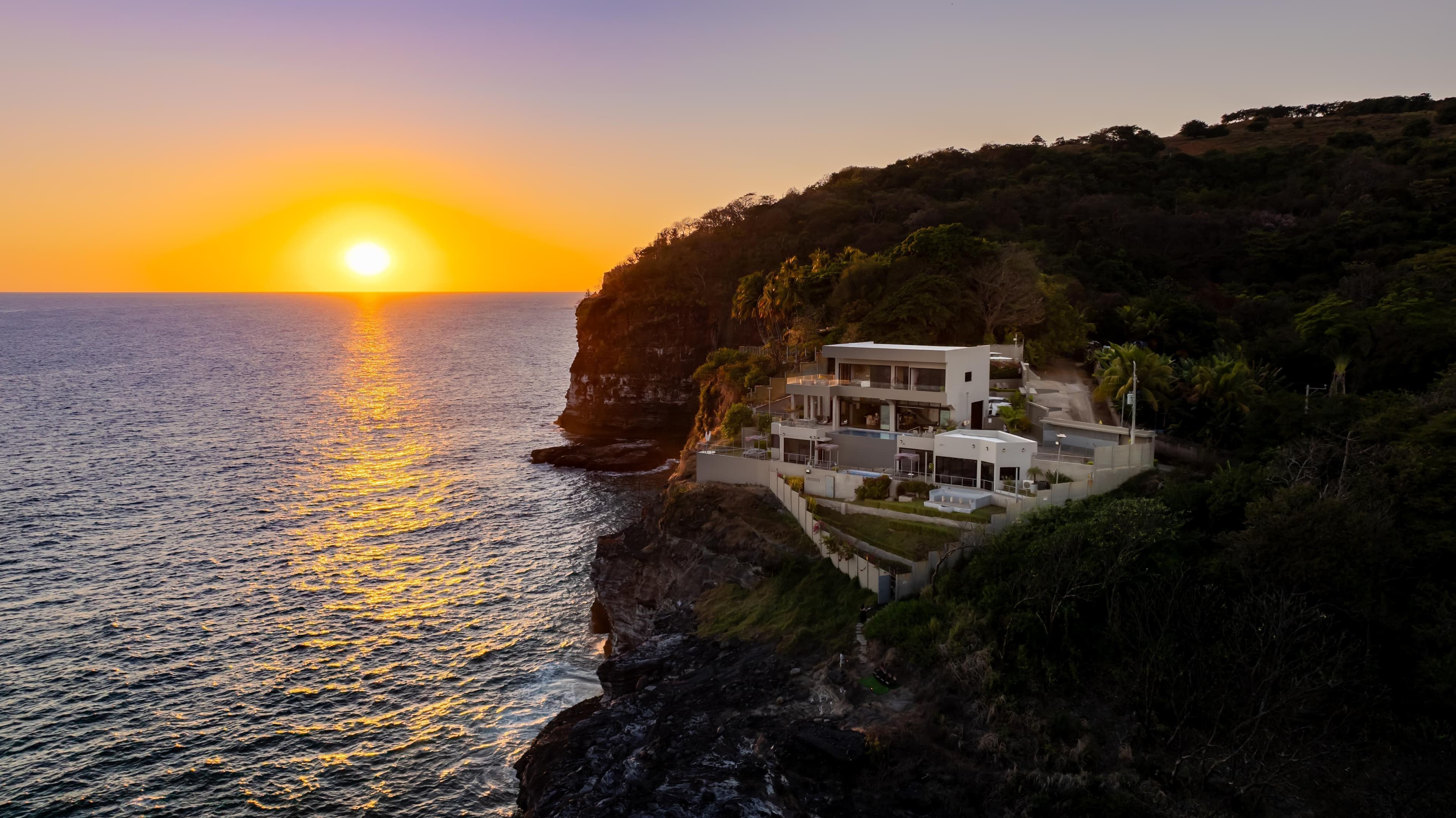 Alma de Mar oceanfront villa in La Libertad