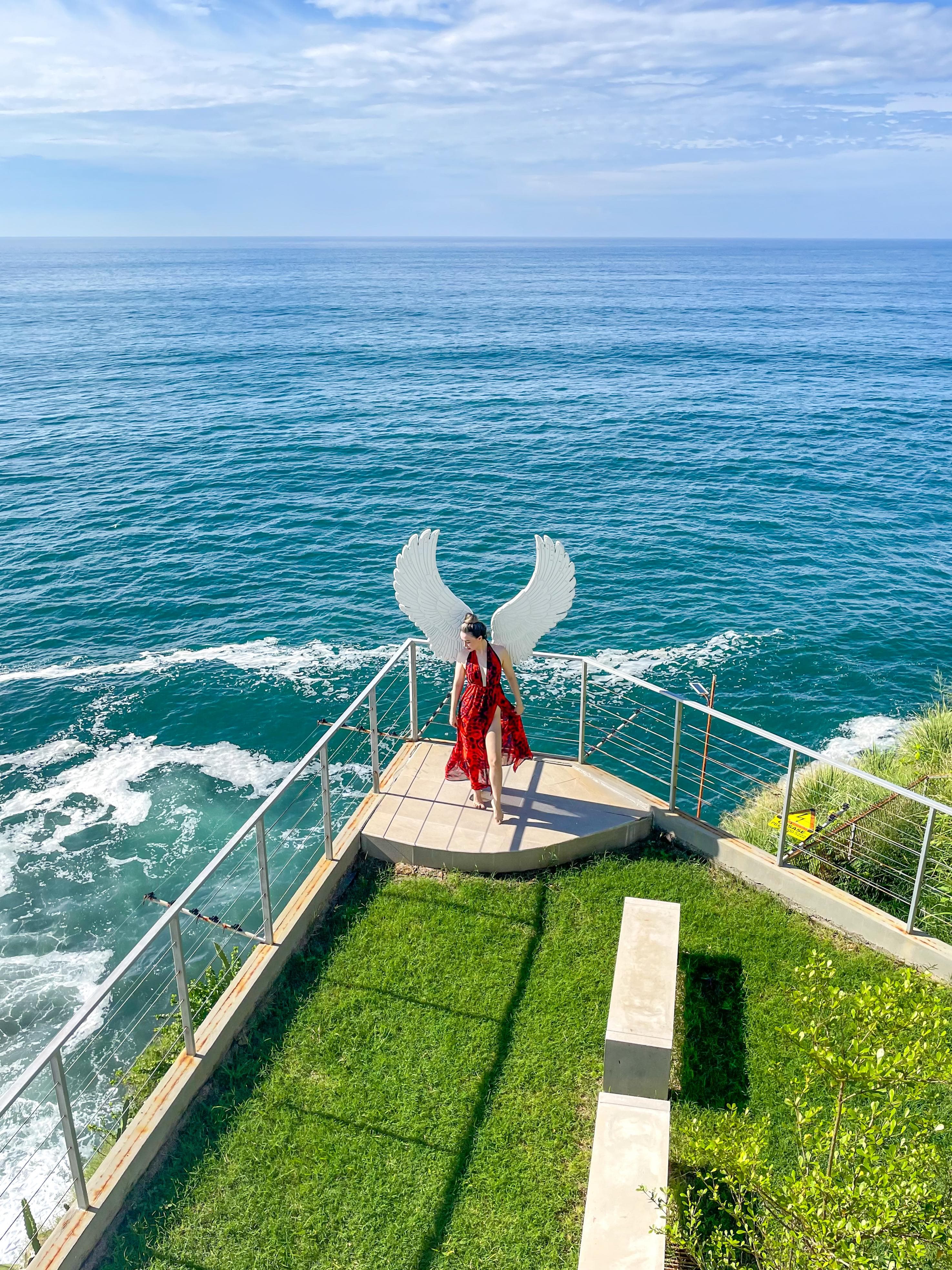 Guest at the oceanfront wings viewpoint
